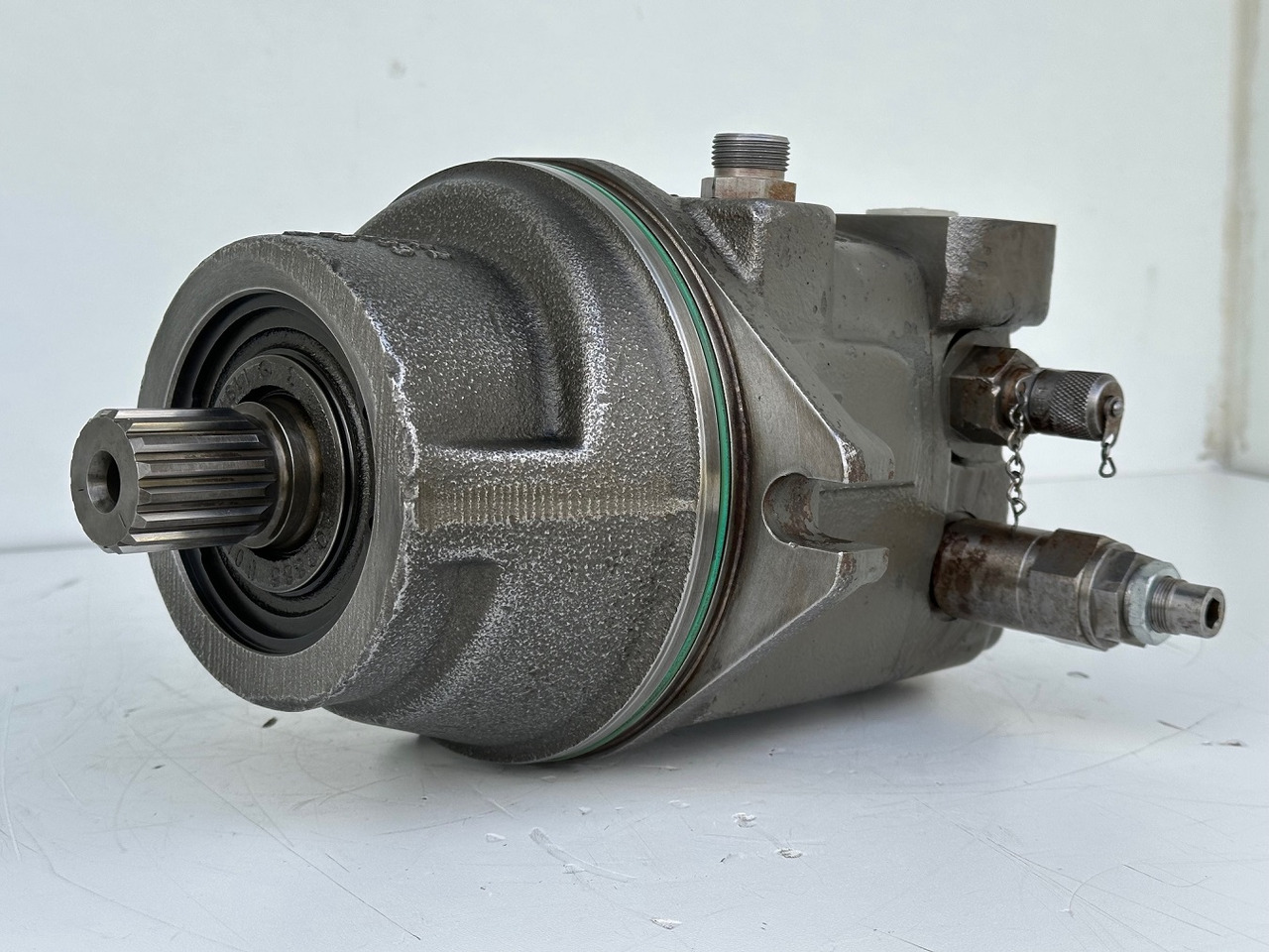 Liebherr Hydraulikeinbaumotor Typ:FMF058, ID-Nr.10122576 - ID-Nr.10145827 - ID-Nr.11371069. LOS1906, P924 COMP , R906, R906 PROTO, R916, R922, R924, R924 COMP, R926 COMP, R926 K LC. #11371069.43199# - Riduttore di rotazione per Macchina da cantiere: foto 1 Liebherr Hydraulikeinbaumotor Typ:FMF058, ID-Nr.10122576 - ID-Nr.10145827 - ID-Nr.11371069. LOS1906, P924 COMP , R906, R906 PROTO, R916, R922, R924, R924 COMP, R926 COMP, R926 K LC. #11371069.43199# - Riduttore di rotazione per Macchina da cantiere: foto 1