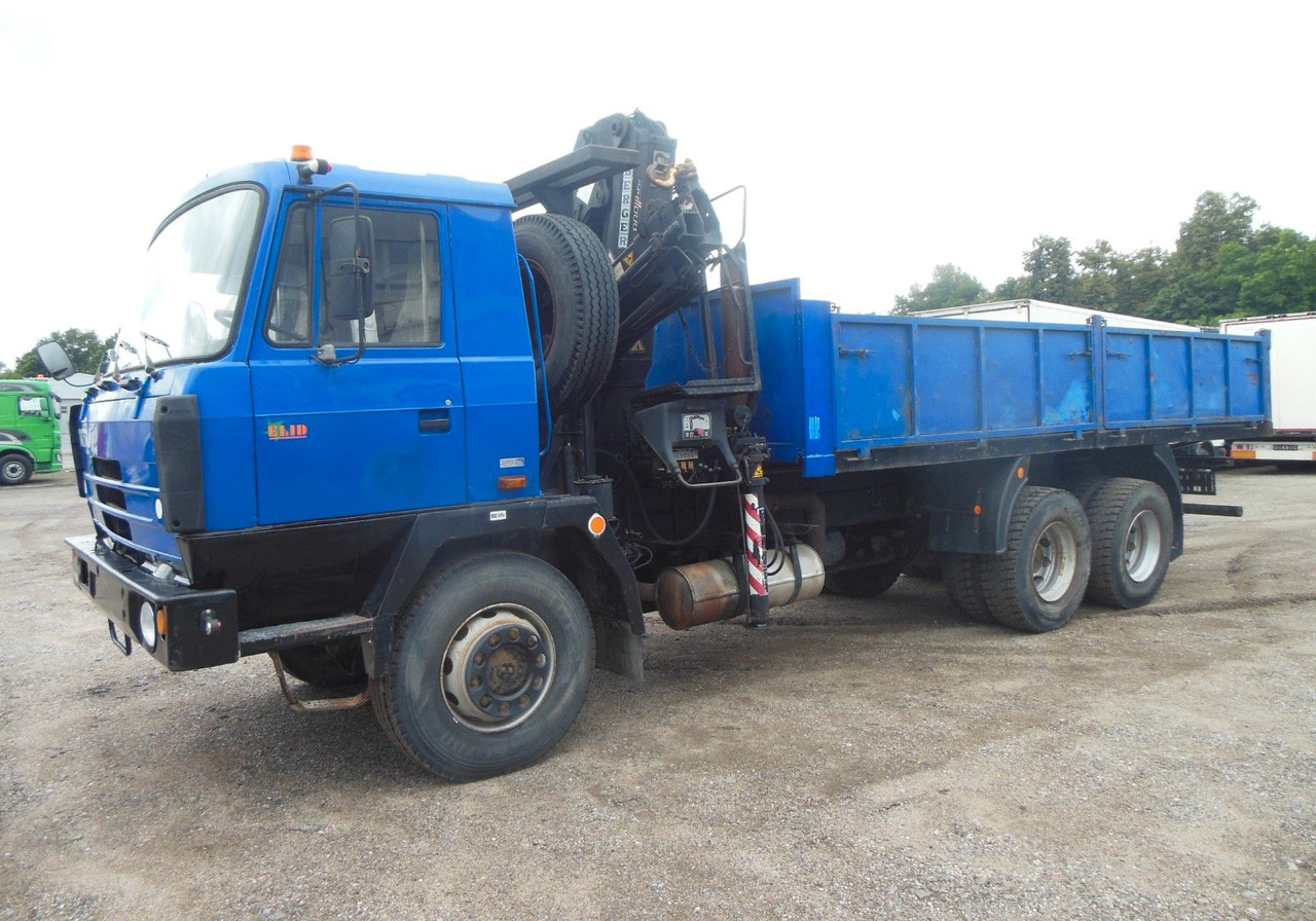 Tatra T 815, 6X6, HIAB 144 B - 3 DUO - Autocarro con pianale/ Cassone fisso, Camion con gru: foto 1 Tatra T 815, 6X6, HIAB 144 B - 3 DUO - Autocarro con pianale/ Cassone fisso, Camion con gru: foto 1