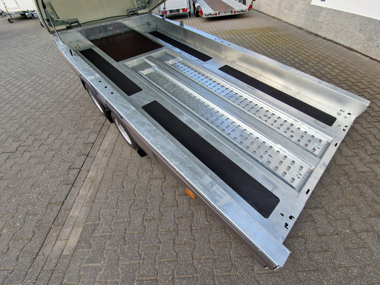 BJT Race Shuttle 2 Transporter 430x195x160cm ankippbar Winde 2600kg 100 km/H Modell 2024 - Rimorchio bisarca: foto 3 BJT Race Shuttle 2 Transporter 430x195x160cm ankippbar Winde 2600kg 100 km/H Modell 2024 - Rimorchio bisarca: foto 3