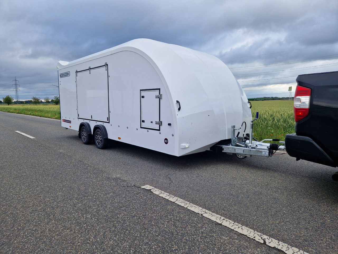 BJT Race Transporter 4 550x212x188cm weiss E Winde Frontstauraum ASR Alufelgen dark 3500kg Modell 24 - Rimorchio bisarca: foto 4 BJT Race Transporter 4 550x212x188cm weiss E Winde Frontstauraum ASR Alufelgen dark 3500kg Modell 24 - Rimorchio bisarca: foto 4
