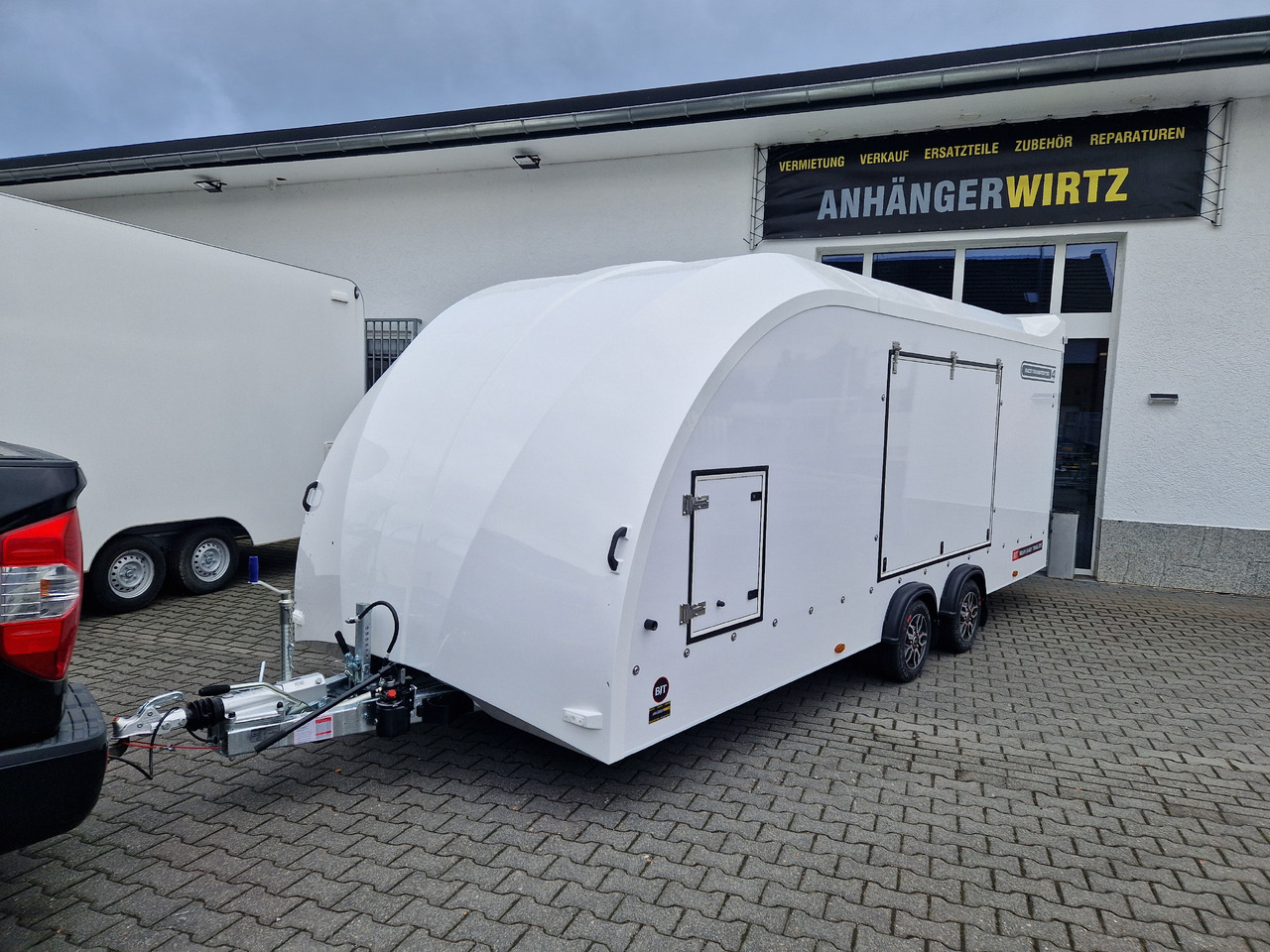 BJT Race Transporter 4 550x212x188cm weiss E Winde Frontstauraum ASR Alufelgen dark 3500kg Modell 24 - Rimorchio bisarca: foto 1 BJT Race Transporter 4 550x212x188cm weiss E Winde Frontstauraum ASR Alufelgen dark 3500kg Modell 24 - Rimorchio bisarca: foto 1
