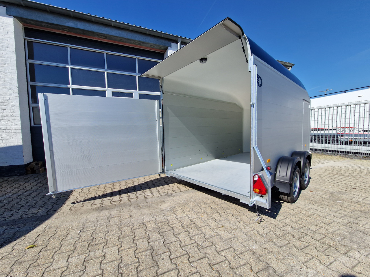 Cargo Roadster 700 plus 375x180x200cm Alu Poly kingblue Seitentür Pullman 2600kg 100km/H Aktion - Rimorchio furgonato: foto 4 Cargo Roadster 700 plus 375x180x200cm Alu Poly kingblue Seitentür Pullman 2600kg 100km/H Aktion - Rimorchio furgonato: foto 4