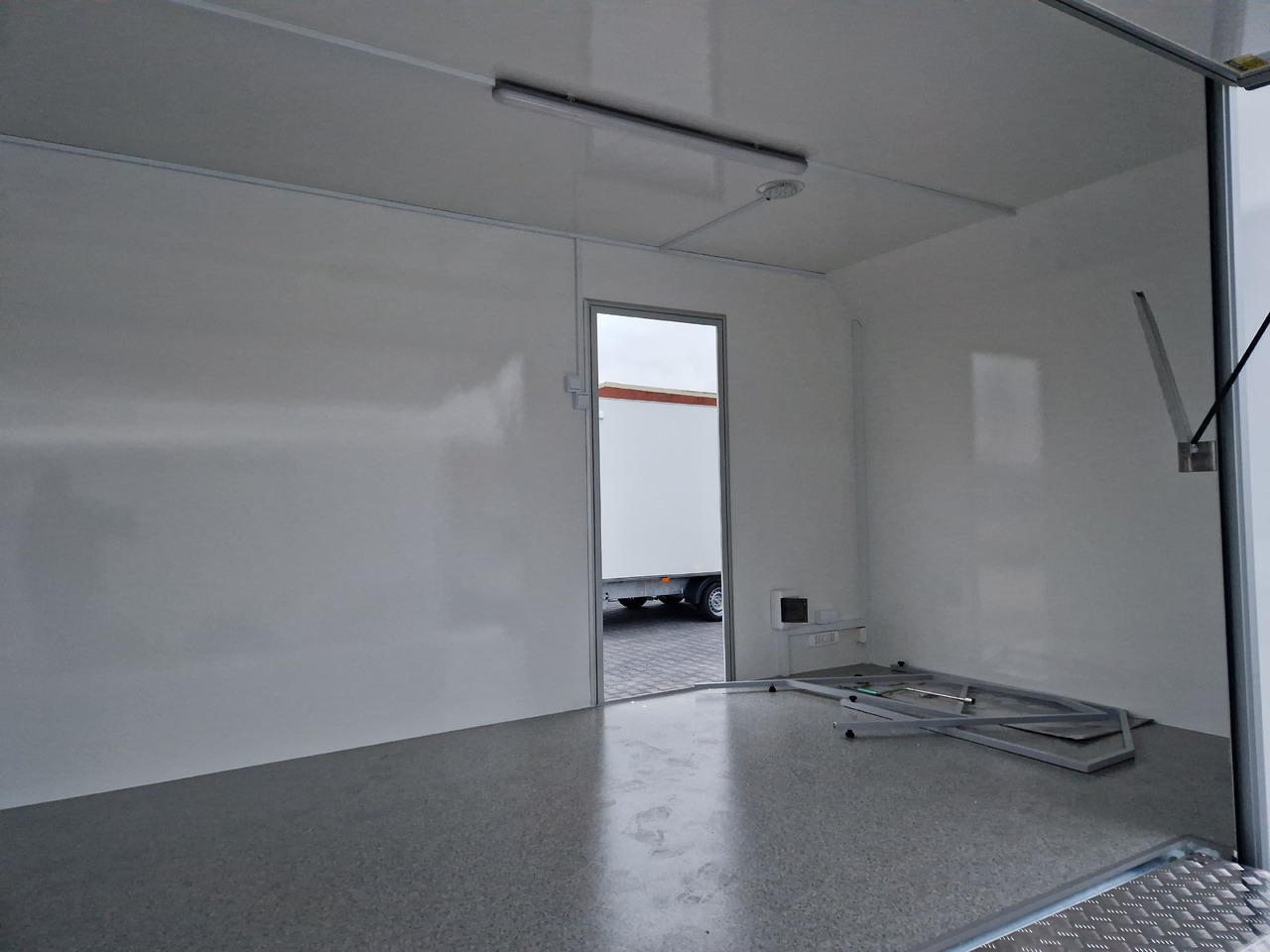 Rimorchio autonegozio Event Trailer Koffer TWSP M 600T.01 600x230x217cm extrabreit Treppe 230V Licht 2700kg: foto 6 Rimorchio autonegozio Event Trailer Koffer TWSP M 600T.01 600x230x217cm extrabreit Treppe 230V Licht 2700kg: foto 6