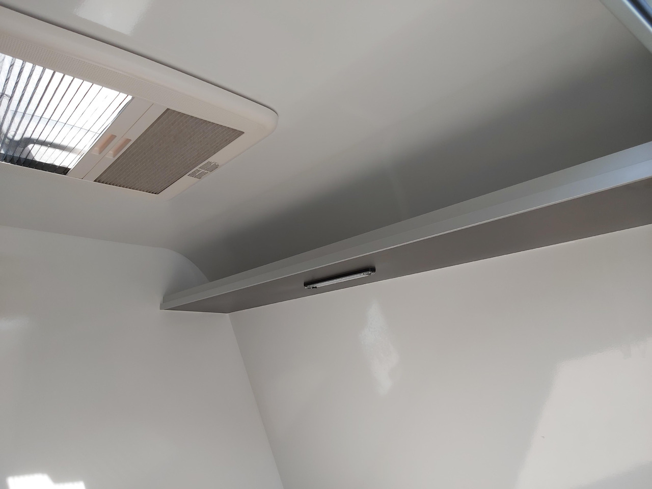 Caravan Kargo Camp TFS S Midi 320x150x150cm aero LUX Bett Fenster Seitentür Dachluke Strom 750kg Bremse 2024: foto 13