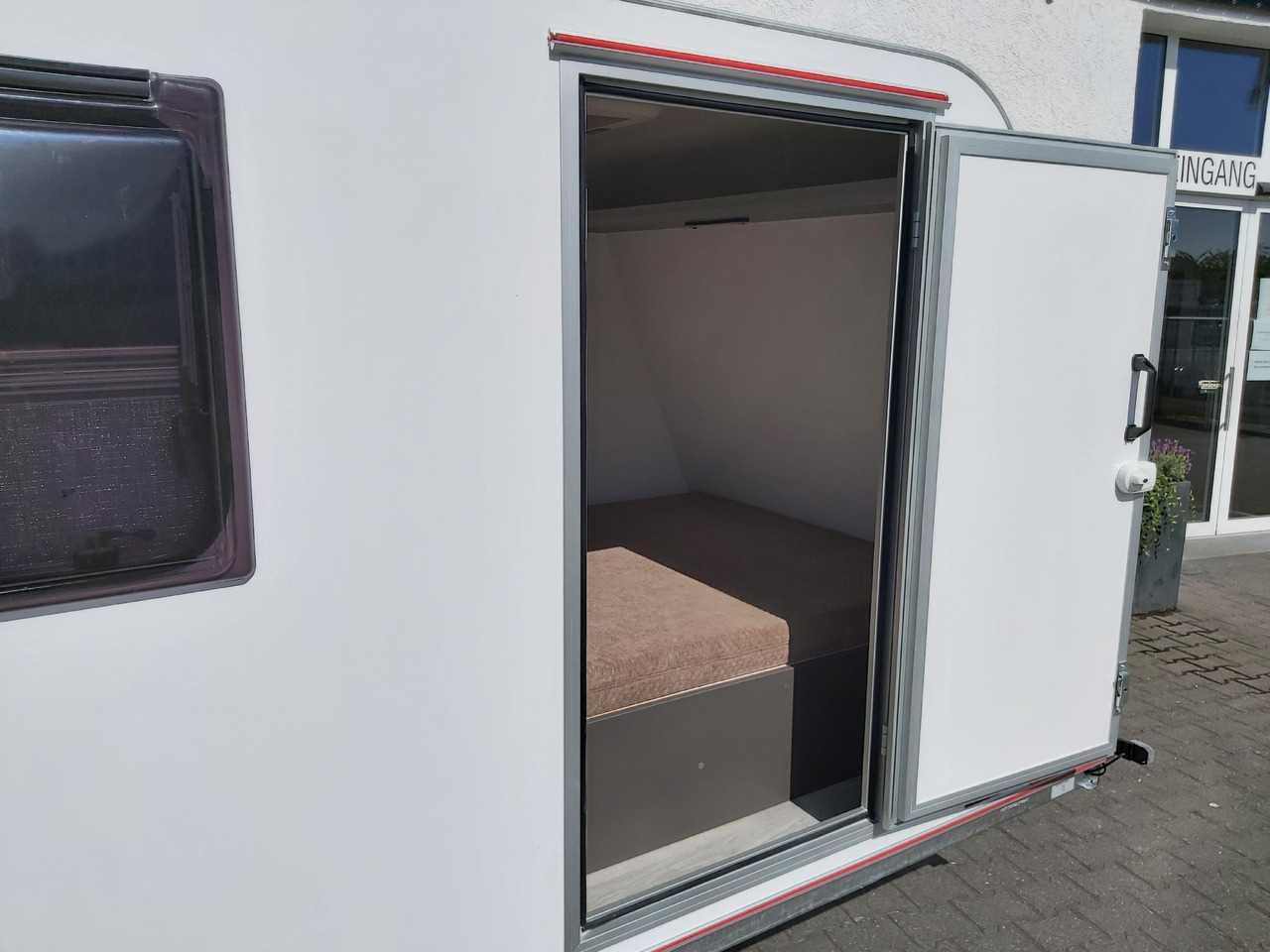 Kargo Camp TFS S Midi 320x150x150cm aero LUX Bett Fenster Seitentür Dachluke Strom 750kg Bremse 2024 - Caravan: foto 4 Kargo Camp TFS S Midi 320x150x150cm aero LUX Bett Fenster Seitentür Dachluke Strom 750kg Bremse 2024 - Caravan: foto 4