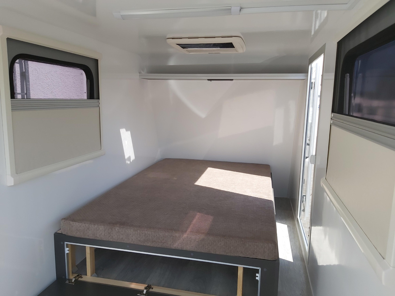Caravan Kargo Camp TFS S Midi 320x150x150cm aero LUX Bett Fenster Seitentür Dachluke Strom 750kg Bremse 2024: foto 9