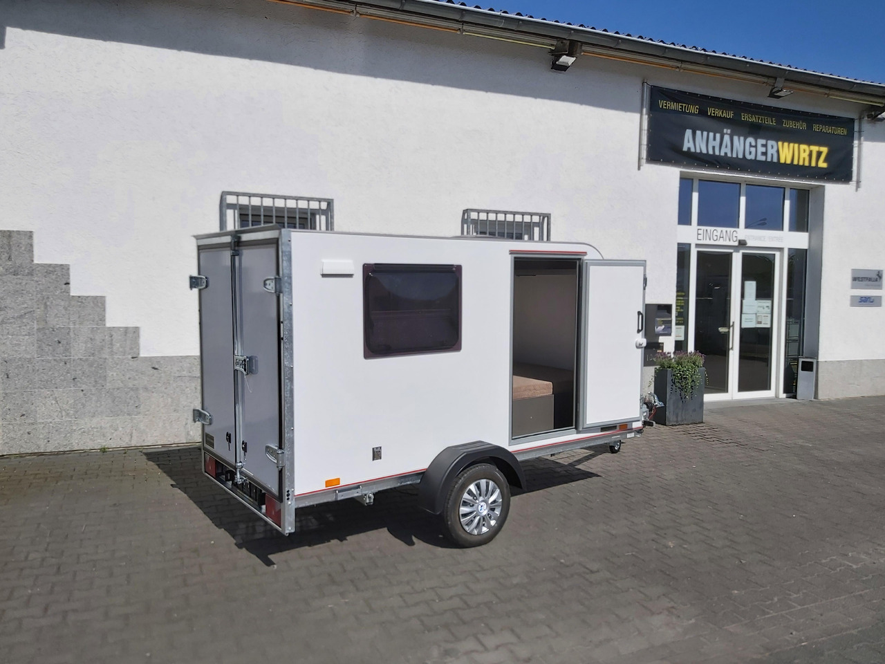 Kargo Camp TFS S Midi 320x150x150cm aero LUX Bett Fenster Seitentür Dachluke Strom 750kg Bremse 2024 - Caravan: foto 3 Kargo Camp TFS S Midi 320x150x150cm aero LUX Bett Fenster Seitentür Dachluke Strom 750kg Bremse 2024 - Caravan: foto 3