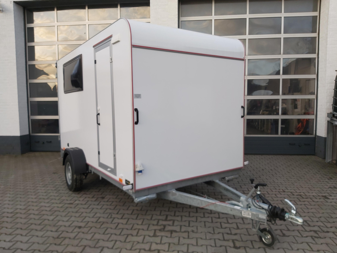 Koffer Sport Camp TFS 360.00 360x180x190cm aero Seitentür 2 Fenster+ DL IL 230V 1300kg 100km/H - Caravan: foto 2 Koffer Sport Camp TFS 360.00 360x180x190cm aero Seitentür 2 Fenster+ DL IL 230V 1300kg 100km/H - Caravan: foto 2