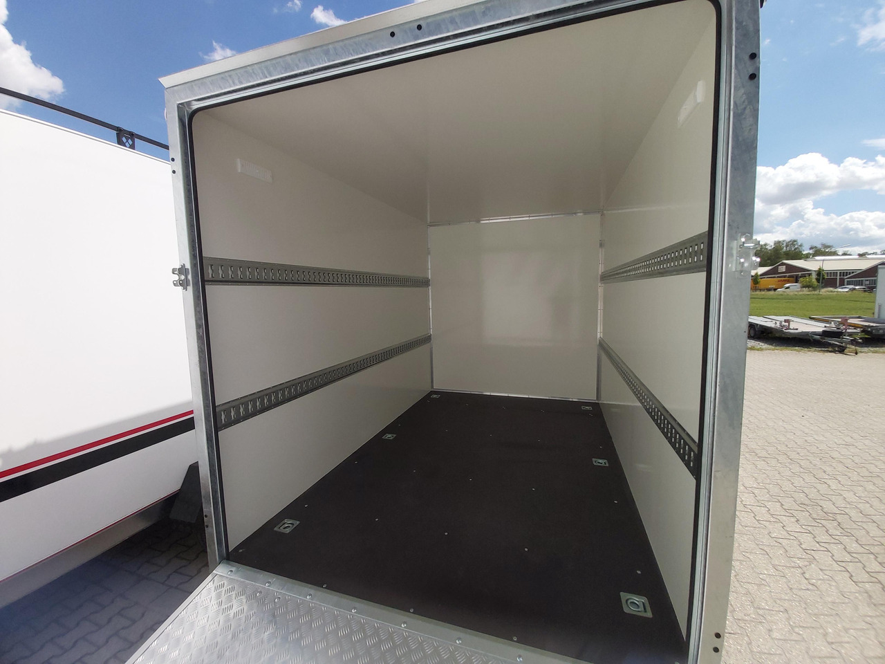 Rimorchio autonegozio Koffer Sport Camp TFS 550.01 550x200x210cm Heckrampe Wohnabteil Premium 100km/H 2700kg AKTION: foto 7 Rimorchio autonegozio Koffer Sport Camp TFS 550.01 550x200x210cm Heckrampe Wohnabteil Premium 100km/H 2700kg AKTION: foto 7
