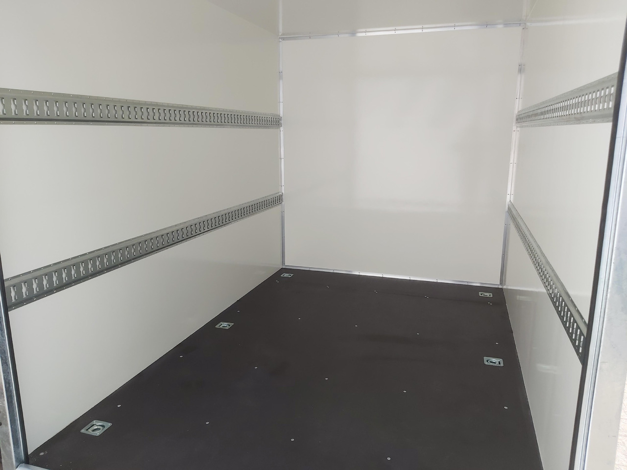 Rimorchio autonegozio Koffer Sport Camp TFS 550.01 550x200x210cm Heckrampe Wohnabteil Premium 100km/H 2700kg AKTION: foto 6 Rimorchio autonegozio Koffer Sport Camp TFS 550.01 550x200x210cm Heckrampe Wohnabteil Premium 100km/H 2700kg AKTION: foto 6