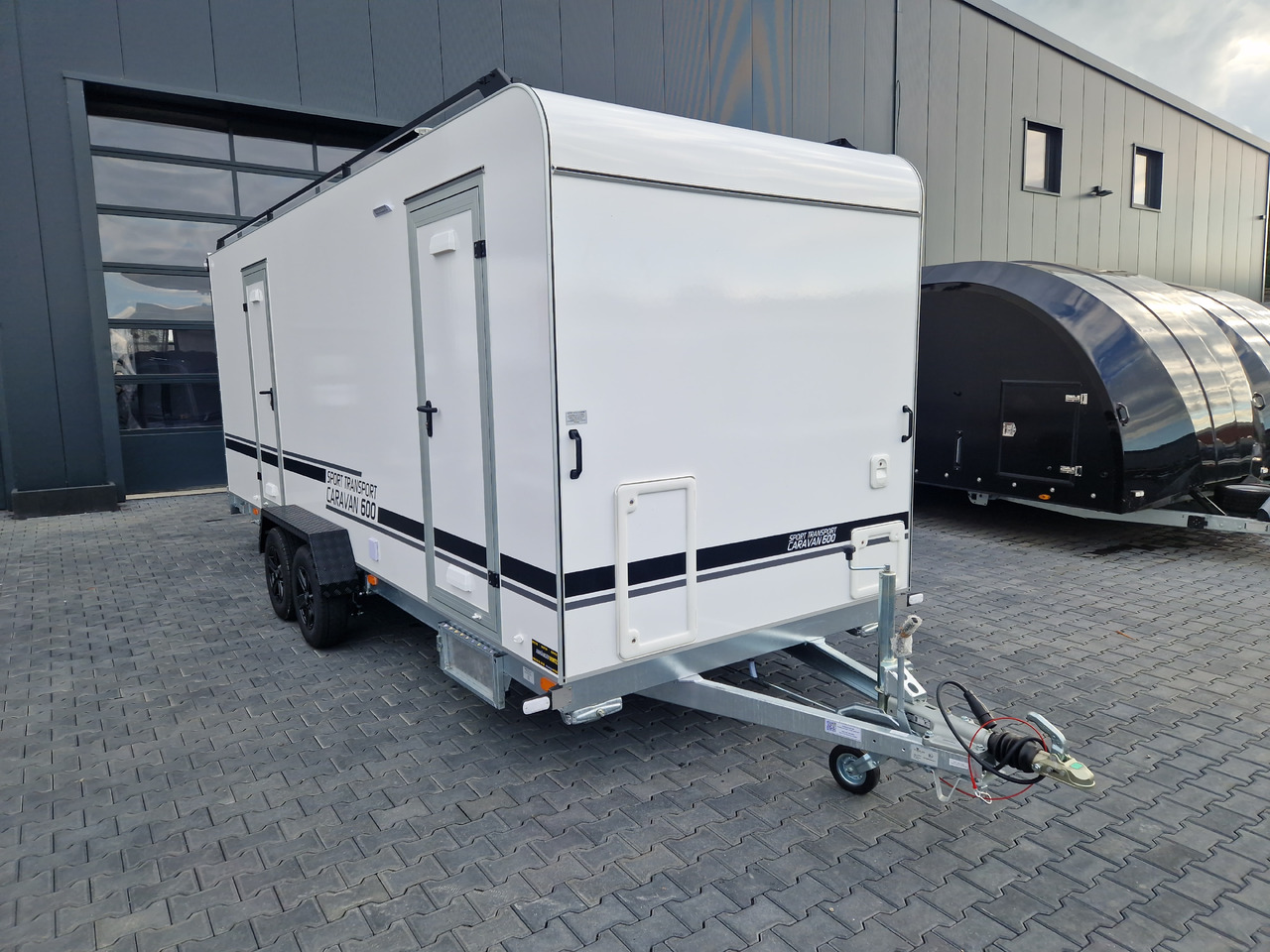 Koffer Sport Camp TFS 600.01 600x200x210cm Premium Laderaum 300cm Seitentür Wohnabteil 3000kg 100km - Rimorchio per auto: foto 1 Koffer Sport Camp TFS 600.01 600x200x210cm Premium Laderaum 300cm Seitentür Wohnabteil 3000kg 100km - Rimorchio per auto: foto 1