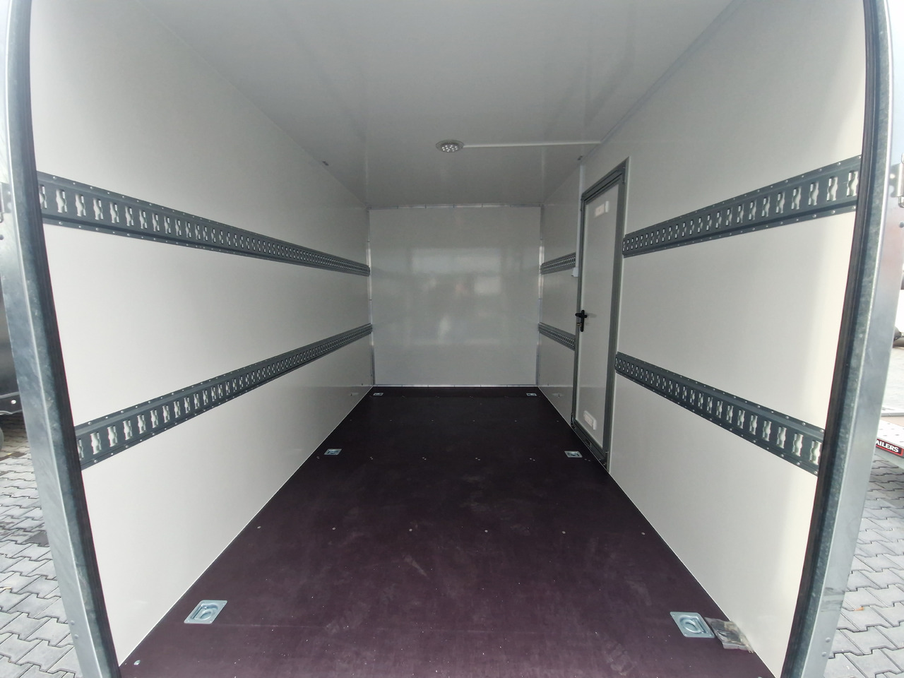 Koffer Sport Camp TFS 600.01 600x200x210cm Premium Laderaum 300cm Seitentür Wohnabteil 3000kg 100km - Rimorchio per auto: foto 4 Koffer Sport Camp TFS 600.01 600x200x210cm Premium Laderaum 300cm Seitentür Wohnabteil 3000kg 100km - Rimorchio per auto: foto 4