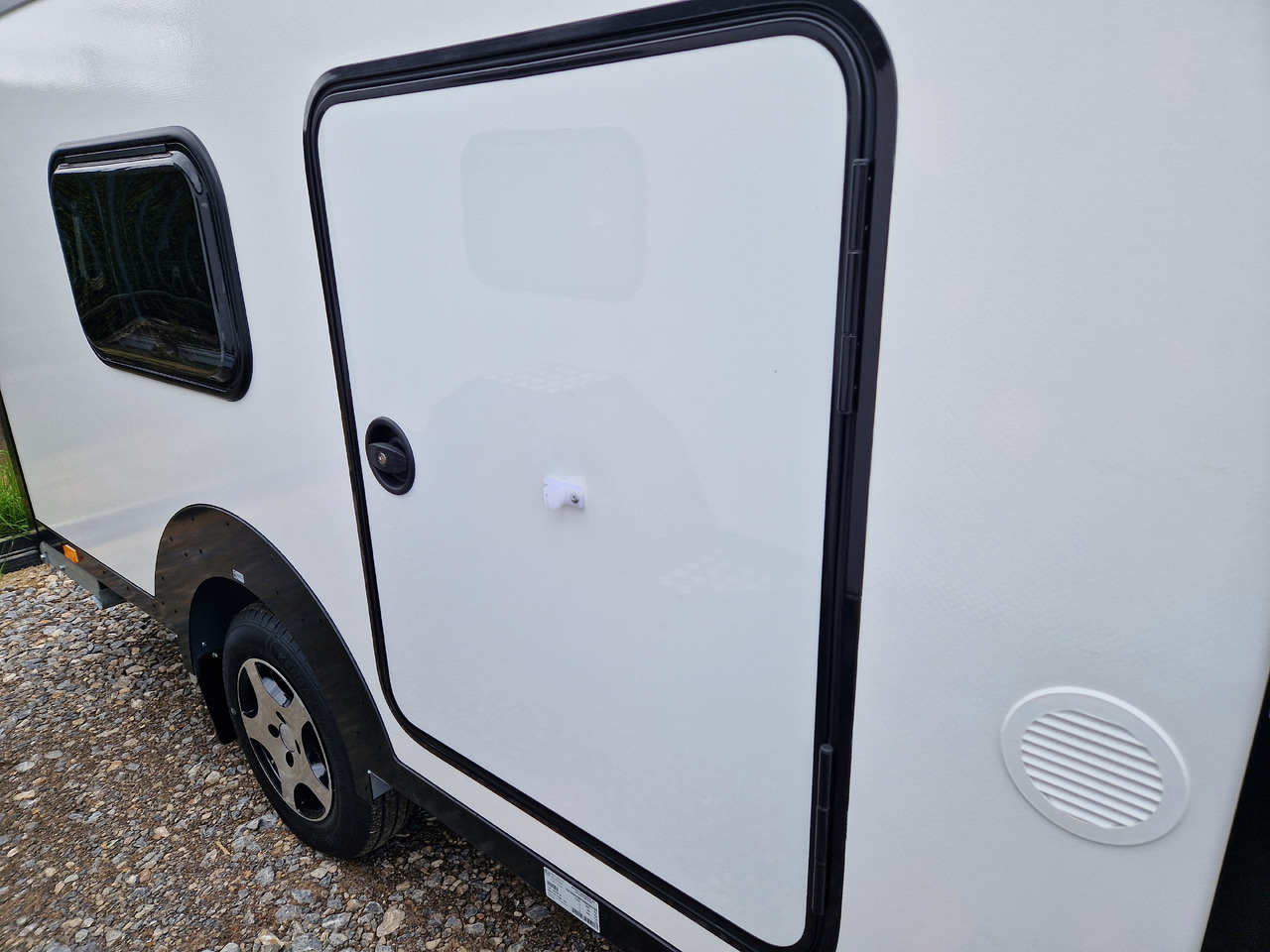 Mini Caravan Cargo Base Camp M+ wild 290cm Alufelgen 2 Fenster 100km/H 800kg - Caravan: foto 2 Mini Caravan Cargo Base Camp M+ wild 290cm Alufelgen 2 Fenster 100km/H 800kg - Caravan: foto 2