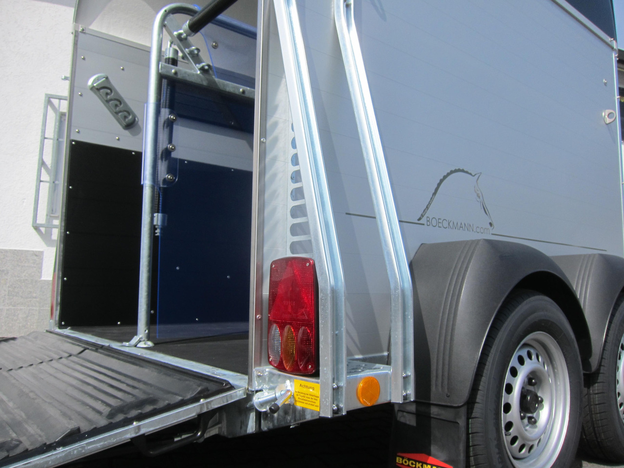 Pferdeanhänger Böckmann Champion C 2400kg Heckflügeltür blackline CFF+ 100 km/H 2400kg Abverkauf - Trailer trasporto cavalli: foto 3 Pferdeanhänger Böckmann Champion C 2400kg Heckflügeltür blackline CFF+ 100 km/H 2400kg Abverkauf - Trailer trasporto cavalli: foto 3