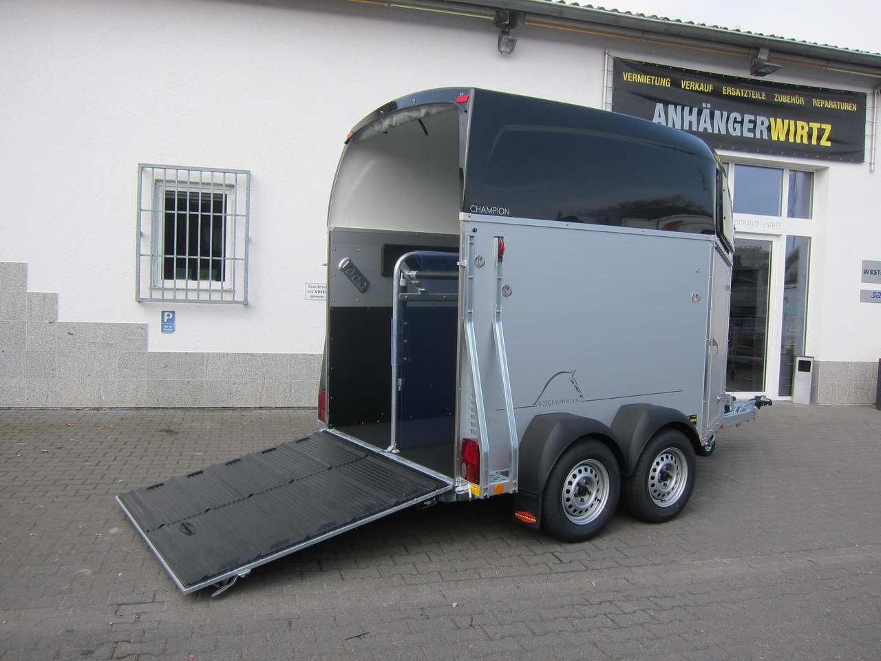 Pferdeanhänger Böckmann Champion C 2400kg Heckflügeltür blackline CFF+ 100 km/H 2400kg Abverkauf - Trailer trasporto cavalli: foto 2 Pferdeanhänger Böckmann Champion C 2400kg Heckflügeltür blackline CFF+ 100 km/H 2400kg Abverkauf - Trailer trasporto cavalli: foto 2