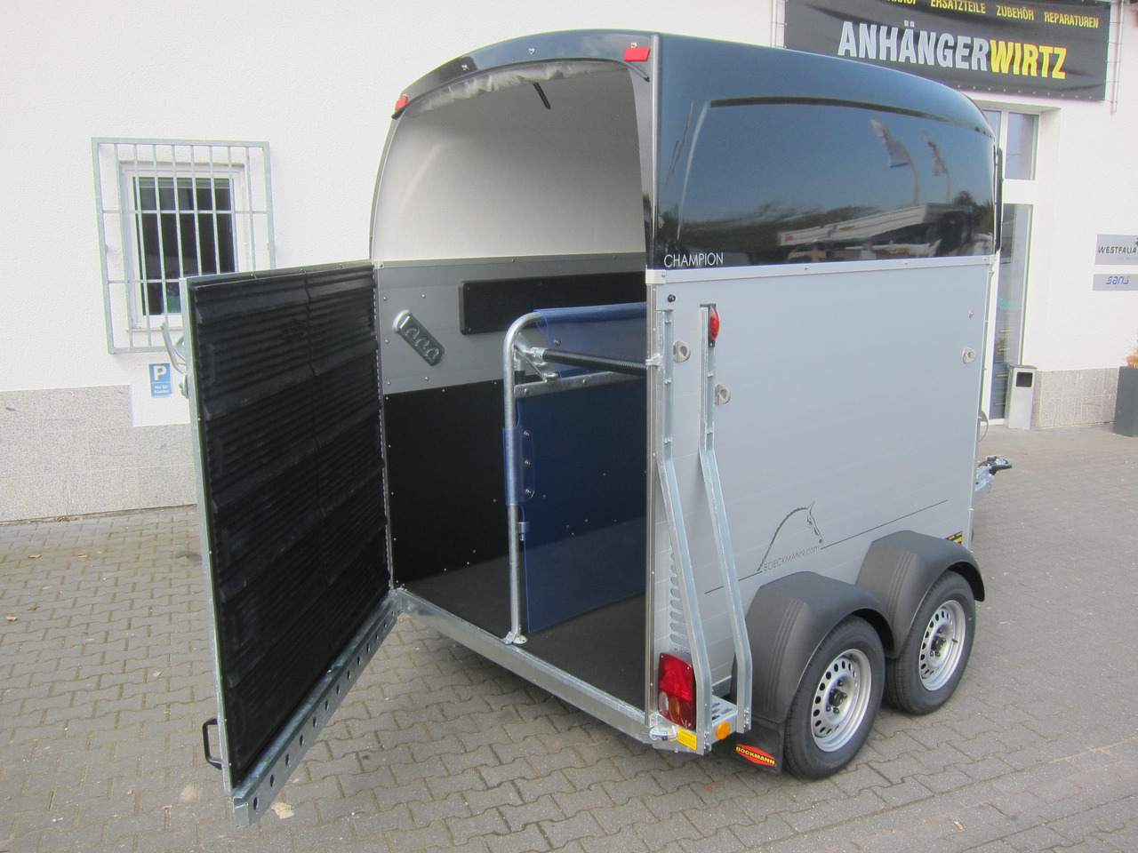 Pferdeanhänger Böckmann Champion C 2400kg Heckflügeltür blackline CFF+ 100 km/H 2400kg Abverkauf - Trailer trasporto cavalli: foto 4 Pferdeanhänger Böckmann Champion C 2400kg Heckflügeltür blackline CFF+ 100 km/H 2400kg Abverkauf - Trailer trasporto cavalli: foto 4