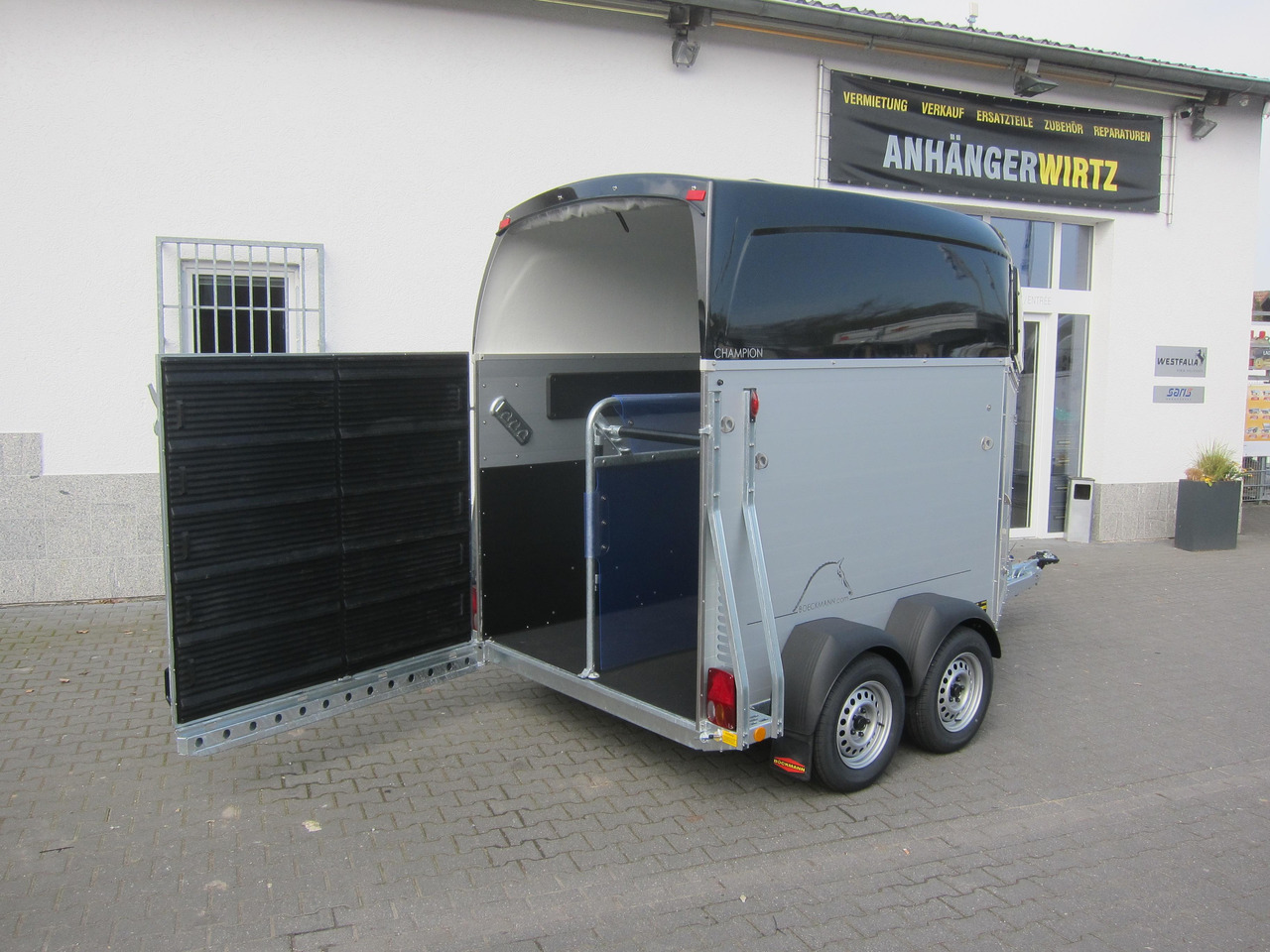 Pferdeanhänger Böckmann Champion C 2400kg Heckflügeltür blackline CFF+ 100 km/H 2400kg Abverkauf - Trailer trasporto cavalli: foto 1 Pferdeanhänger Böckmann Champion C 2400kg Heckflügeltür blackline CFF+ 100 km/H 2400kg Abverkauf - Trailer trasporto cavalli: foto 1