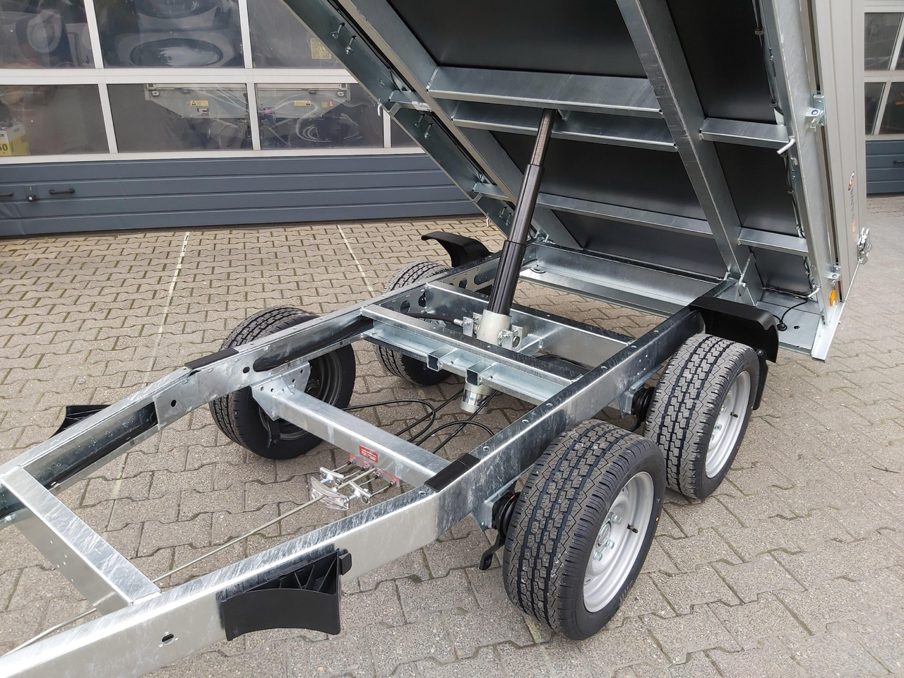 Saris Kipper K1 276 150 2000 2 276x150x30cm silver Handpumpe 13" (S) 2000kg - Rimorchio ribaltabile: foto 2 Saris Kipper K1 276 150 2000 2 276x150x30cm silver Handpumpe 13" (S) 2000kg - Rimorchio ribaltabile: foto 2