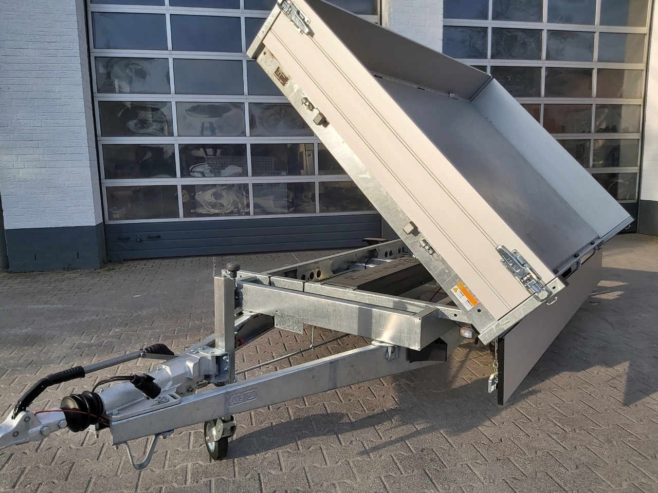 Saris Kipper K3 306 184 3500 2 E 306x184x30cm 3500kg silver Elektro NHP Stützen 13" 3500kg used - Rimorchio ribaltabile: foto 1 Saris Kipper K3 306 184 3500 2 E 306x184x30cm 3500kg silver Elektro NHP Stützen 13" 3500kg used - Rimorchio ribaltabile: foto 1