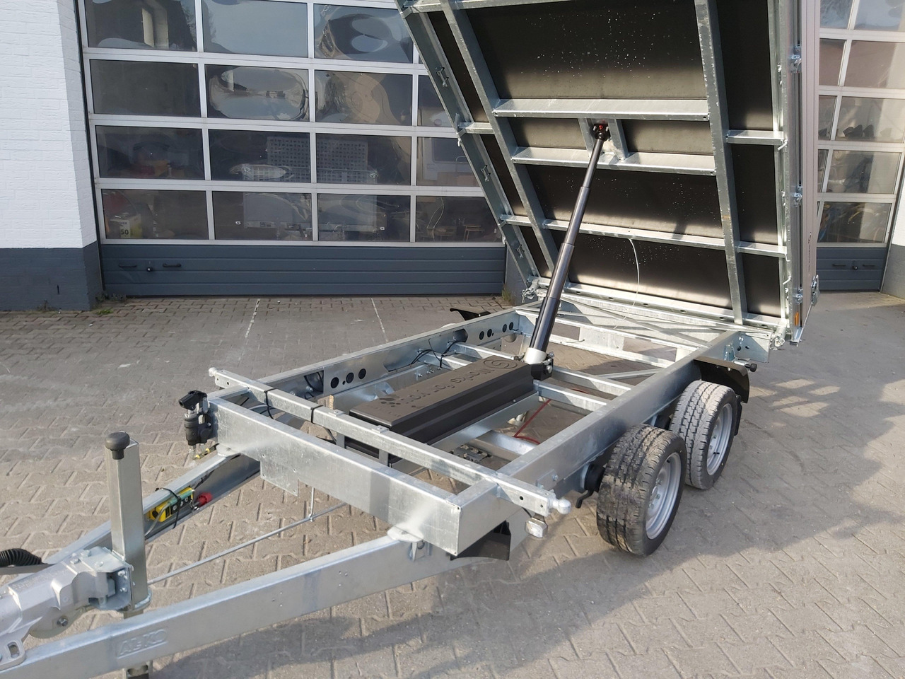 Saris Kipper K3 306 184 3500 2 E 306x184x30cm 3500kg silver Elektro NHP Stützen 13" 3500kg used - Rimorchio ribaltabile: foto 3 Saris Kipper K3 306 184 3500 2 E 306x184x30cm 3500kg silver Elektro NHP Stützen 13" 3500kg used - Rimorchio ribaltabile: foto 3