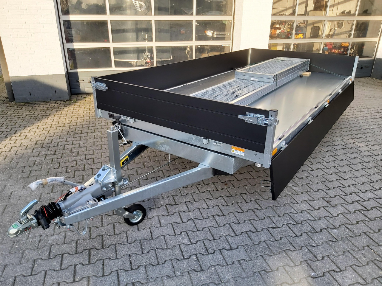 Saris Kipper K3 406 204 3500 2 E 406x204x35 black elektro NH Rampen Blattfeder 3500kg Herbst Aktion - Rimorchio ribaltabile: foto 4 Saris Kipper K3 406 204 3500 2 E 406x204x35 black elektro NH Rampen Blattfeder 3500kg Herbst Aktion - Rimorchio ribaltabile: foto 4