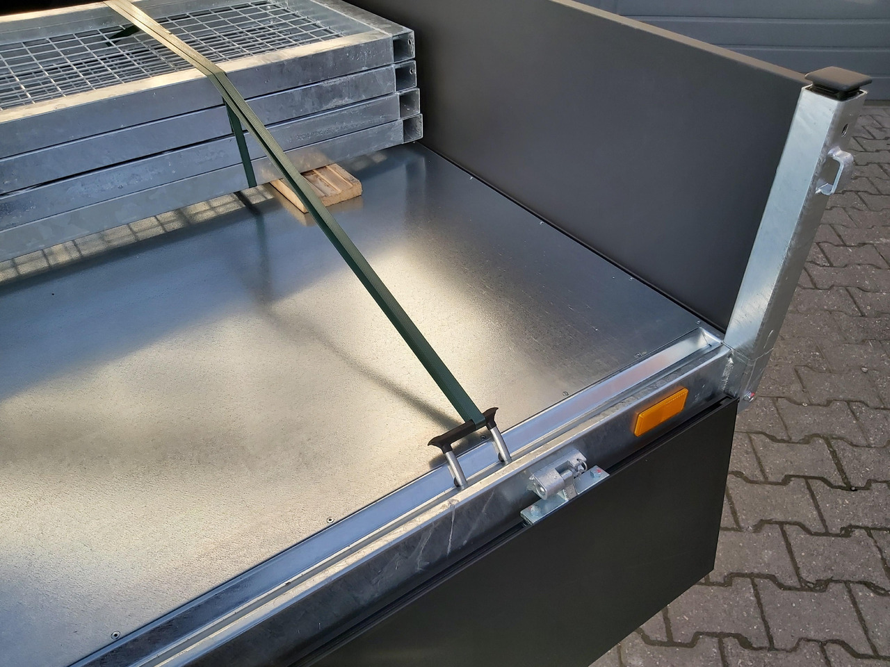 Saris Kipper K3 406 204 3500 2 E 406x204x35 black elektro NH Rampen Blattfeder 3500kg Herbst Aktion - Rimorchio ribaltabile: foto 5 Saris Kipper K3 406 204 3500 2 E 406x204x35 black elektro NH Rampen Blattfeder 3500kg Herbst Aktion - Rimorchio ribaltabile: foto 5