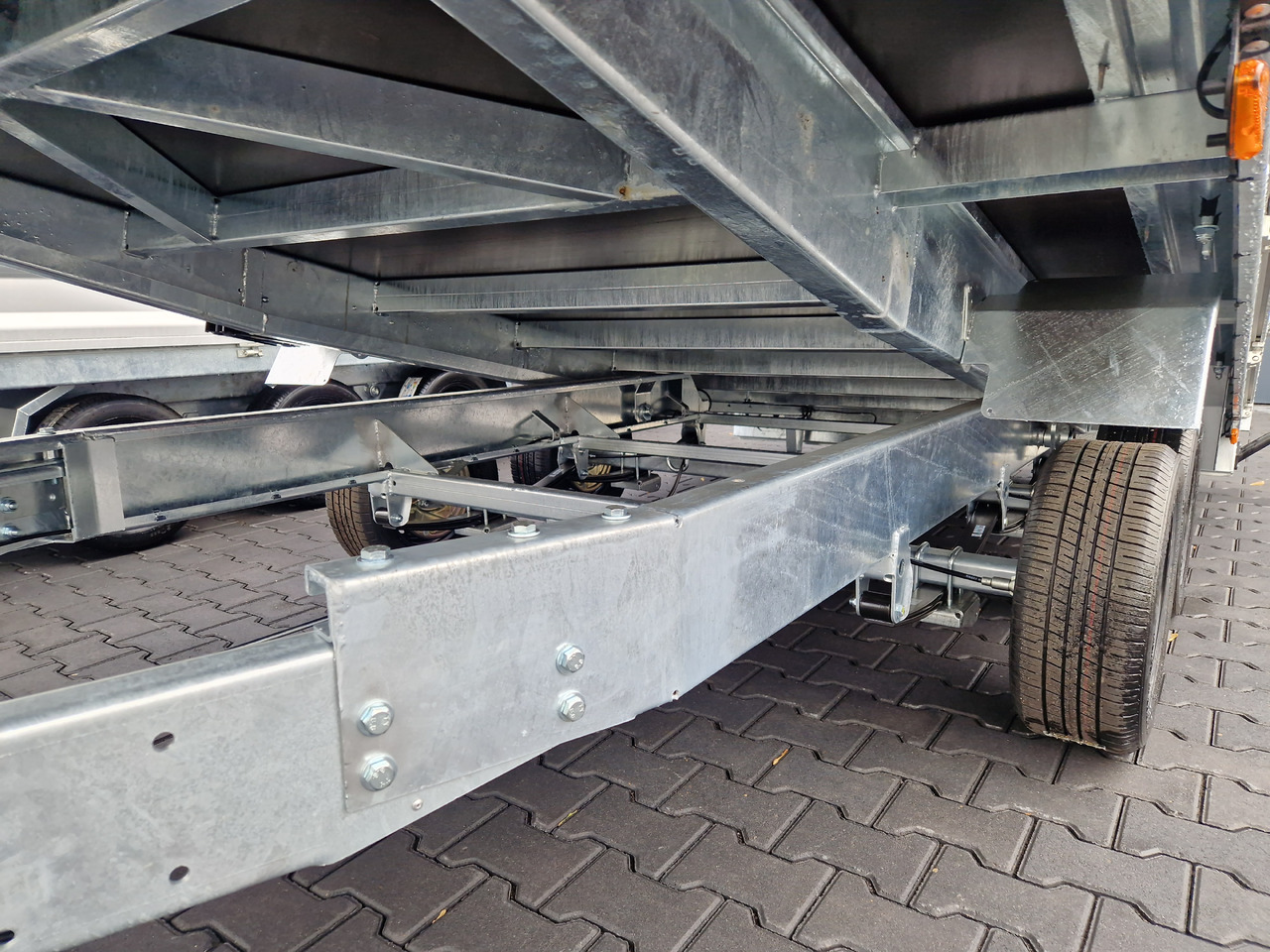 Variant Maschinentransporter 3542 UX Maxi Load Tandem Parabelfeder LED Felgen black 3500kg - Rimorchio trasporto macchine operatrici: foto 5 Variant Maschinentransporter 3542 UX Maxi Load Tandem Parabelfeder LED Felgen black 3500kg - Rimorchio trasporto macchine operatrici: foto 5