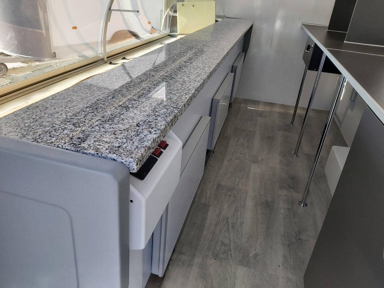 Rimorchio autonegozio Verkaufsanhänger VK P 360 200 aero 360cm Verkaufsklappe Kühlthekenausstattung Profi L 1300kg: foto 10 Rimorchio autonegozio Verkaufsanhänger VK P 360 200 aero 360cm Verkaufsklappe Kühlthekenausstattung Profi L 1300kg: foto 10