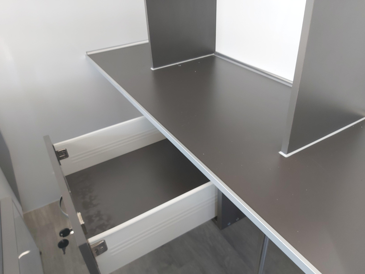 Rimorchio autonegozio Verkaufsanhänger VK P 360 200 aero 360cm Verkaufsklappe Kühlthekenausstattung Profi L 1300kg: foto 6 Rimorchio autonegozio Verkaufsanhänger VK P 360 200 aero 360cm Verkaufsklappe Kühlthekenausstattung Profi L 1300kg: foto 6