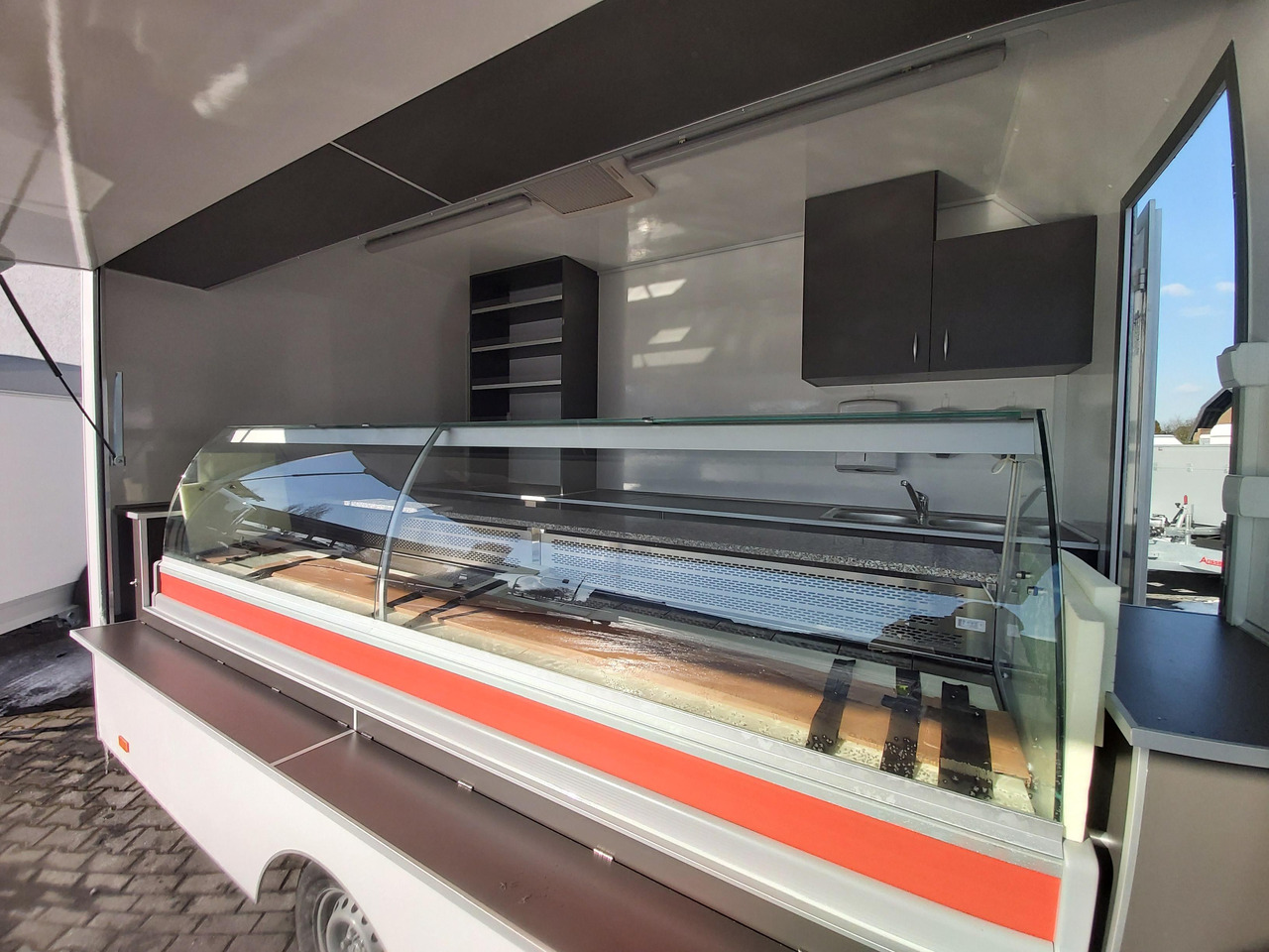 Rimorchio autonegozio Verkaufsanhänger VK P 360 200 aero 360cm Verkaufsklappe Kühlthekenausstattung Profi L 1300kg: foto 7 Rimorchio autonegozio Verkaufsanhänger VK P 360 200 aero 360cm Verkaufsklappe Kühlthekenausstattung Profi L 1300kg: foto 7