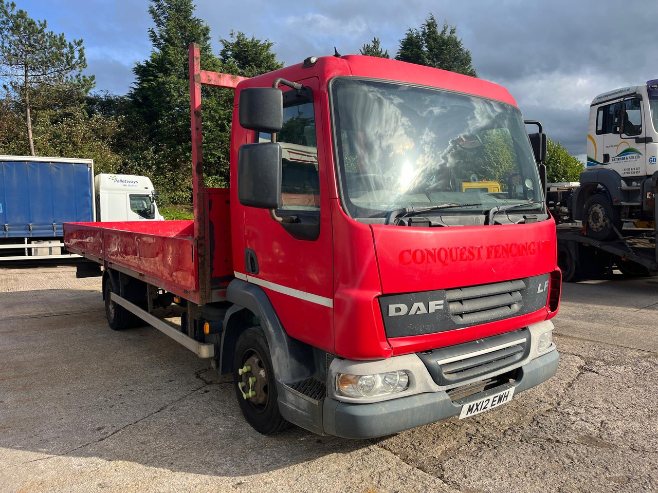 DAF LF 45 160 - Autocarro con pianale/ Cassone fisso: foto 1 DAF LF 45 160 - Autocarro con pianale/ Cassone fisso: foto 1