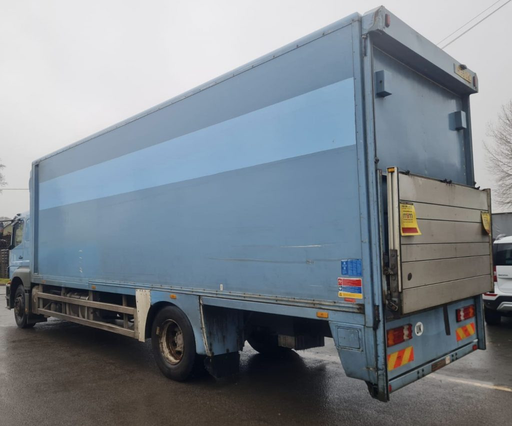 Mercedes 1824 - Furgone box: foto 4 Mercedes 1824 - Furgone box: foto 4