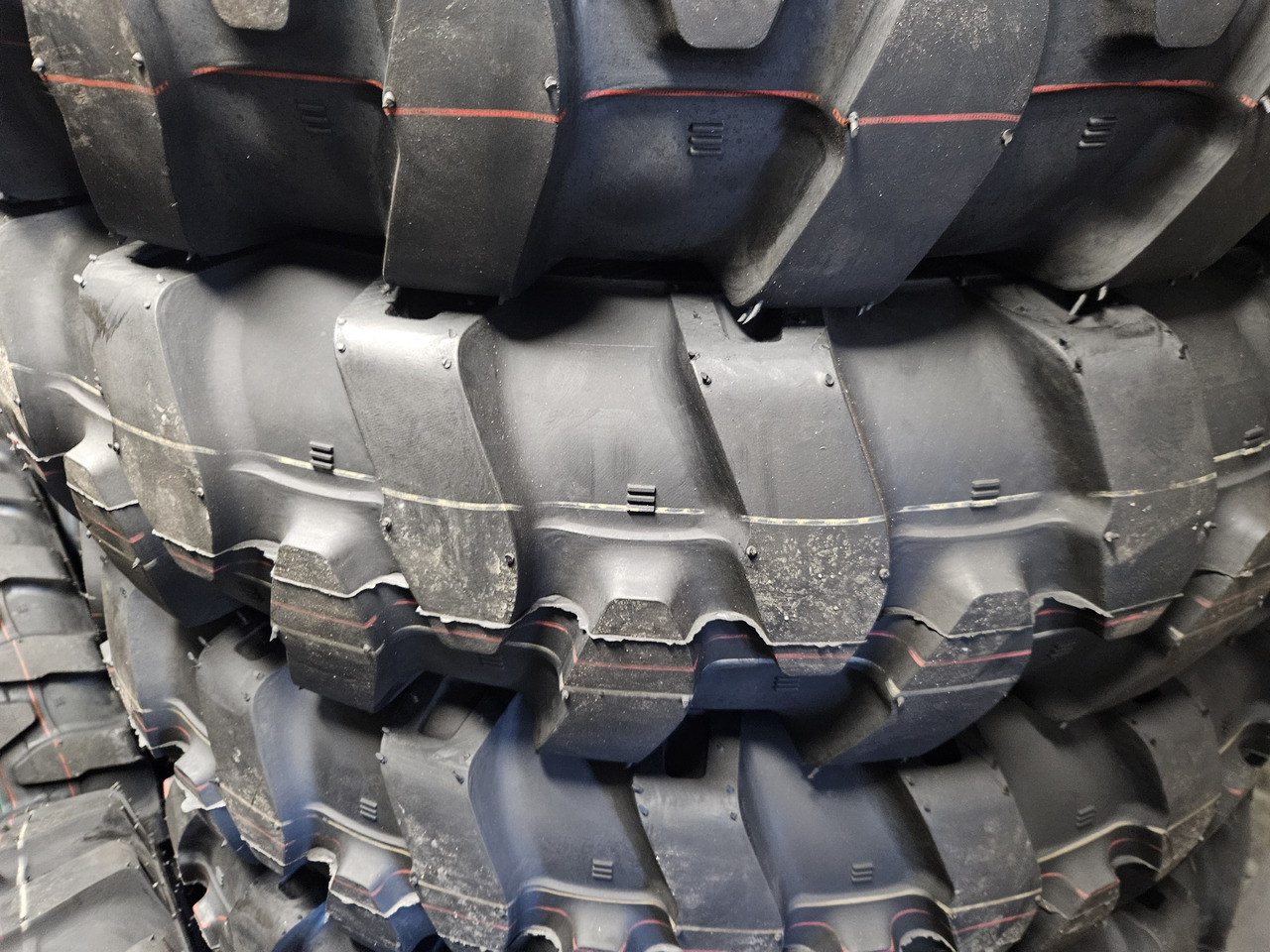 Armour TI300 10.00-20 - Pneumatico per Escavatore gommato: foto 3 Armour TI300 10.00-20 - Pneumatico per Escavatore gommato: foto 3