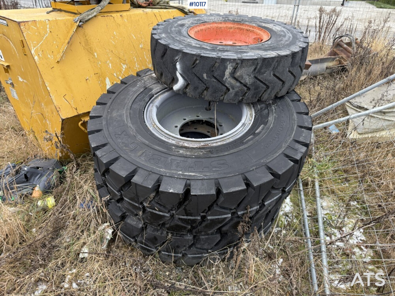 Various Construction tires with rims for lift - Altra macchina: foto 1 Various Construction tires with rims for lift - Altra macchina: foto 1