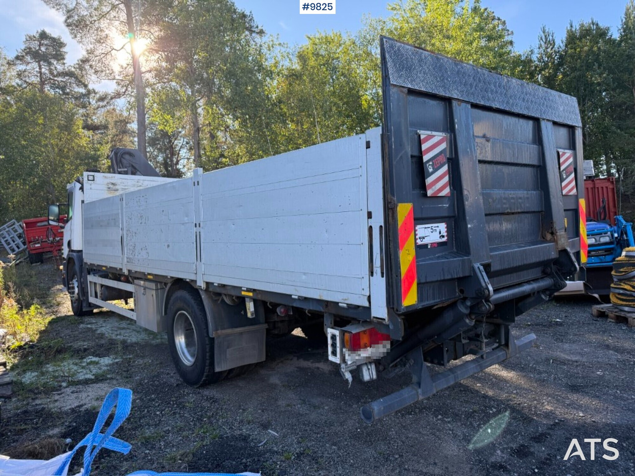 Crane truck Scania P94 230 with tail lift - Autocarro con pianale/ Cassone fisso, Camion con gru: foto 3 Crane truck Scania P94 230 with tail lift - Autocarro con pianale/ Cassone fisso, Camion con gru: foto 3