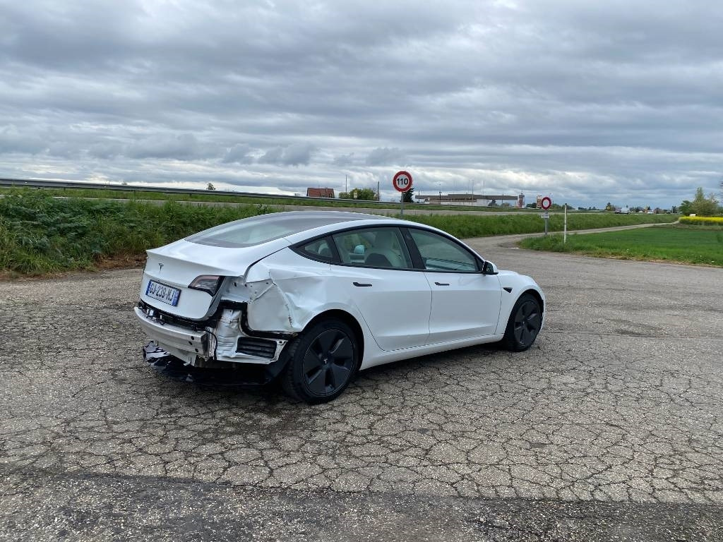 Tesla MODEL 3 5YJ3 - Rwd-Carte Grise Française endommagé - Autovettura: foto 4 Tesla MODEL 3 5YJ3 - Rwd-Carte Grise Française endommagé - Autovettura: foto 4