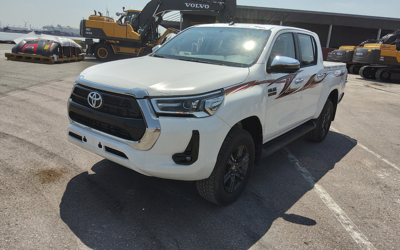 Autovettura nuovo Toyota Hilux / Revo Pick-up double cabin luxe 2.4L Turbo Diesel Automatic: foto 1