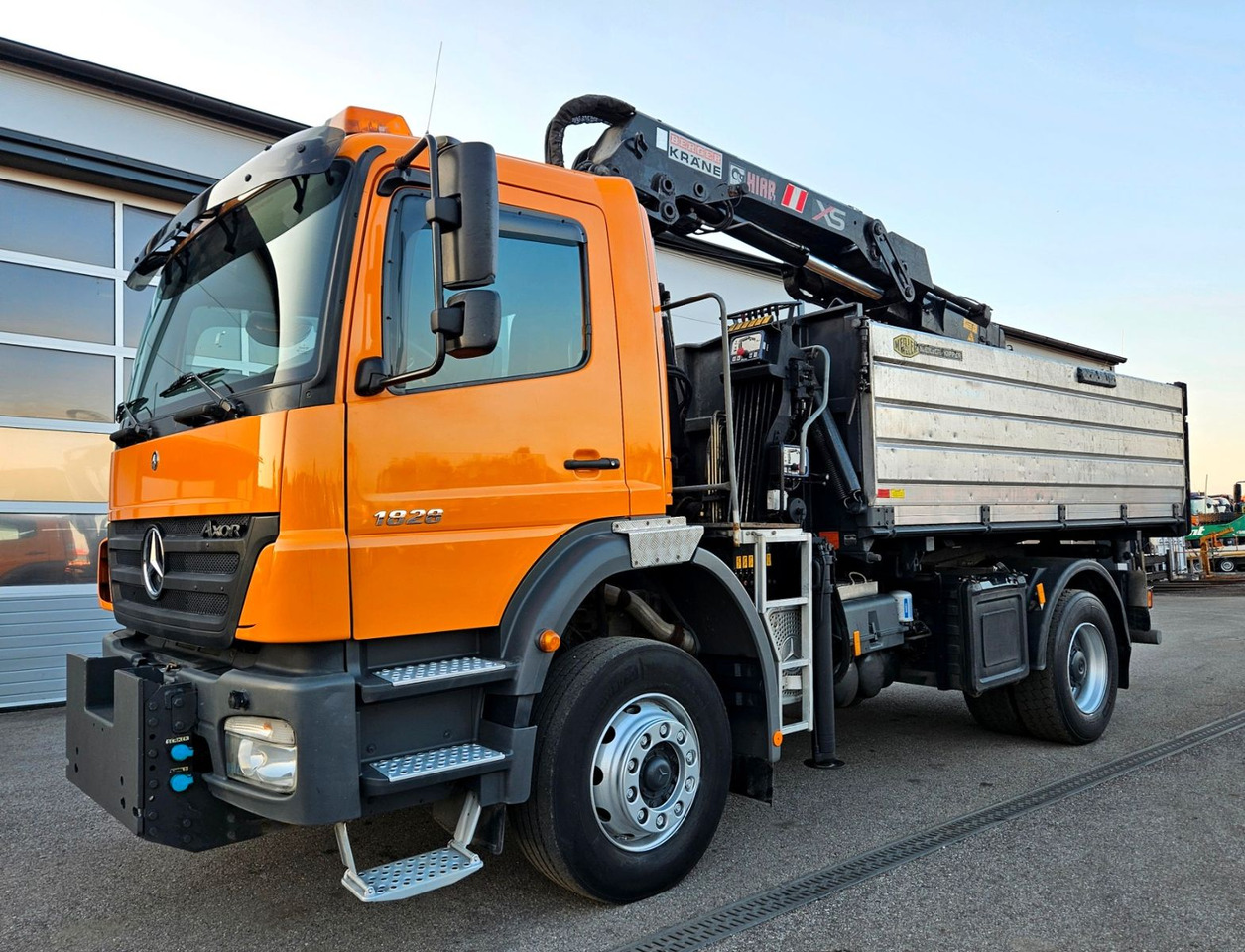 Mercedes-Benz AXOR 1828 HIAB 122 ES-3 DUO Kran - Autocarro ribaltabile, Camion con gru: foto 1 Mercedes-Benz AXOR 1828 HIAB 122 ES-3 DUO Kran - Autocarro ribaltabile, Camion con gru: foto 1