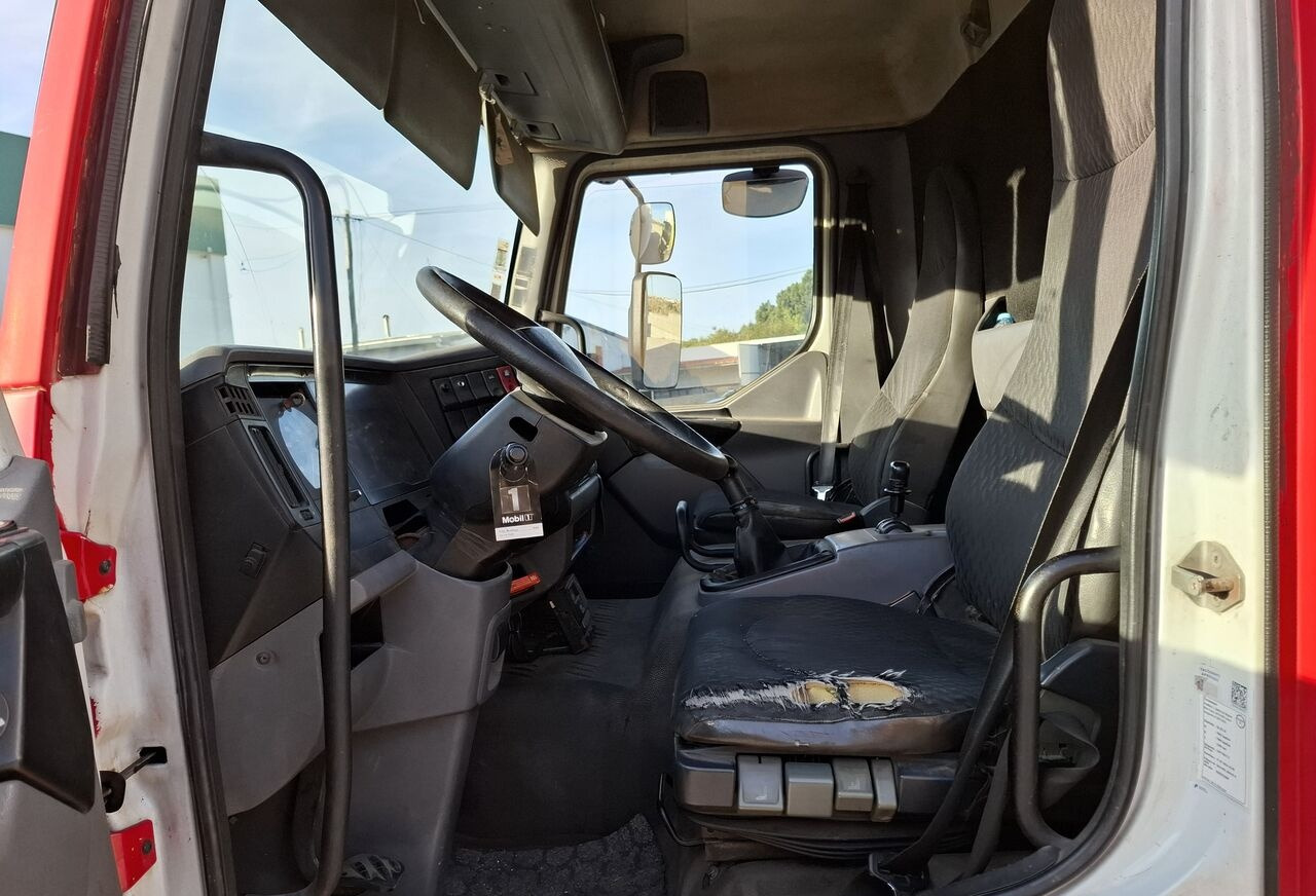 Foto d'interni 1: Autocarro frigorifero Renault MT 180.12