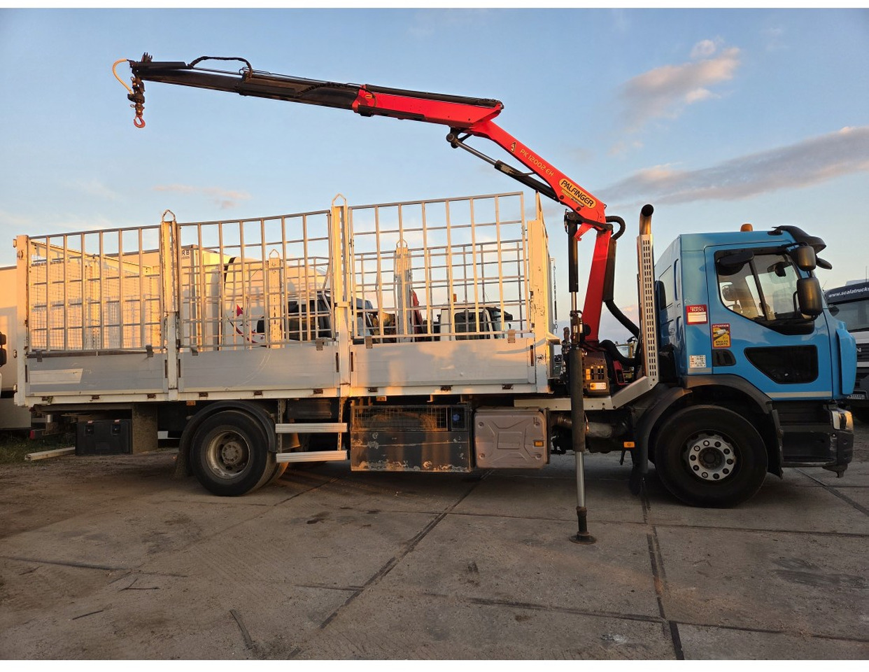 Renault C 280 4X2 Palfinger PK12002 EH Kran Crane Remote Control Automat flatbed truck - Autocarro con pianale/ Cassone fisso, Camion con gru: foto 3 Renault C 280 4X2 Palfinger PK12002 EH Kran Crane Remote Control Automat flatbed truck - Autocarro con pianale/ Cassone fisso, Camion con gru: foto 3