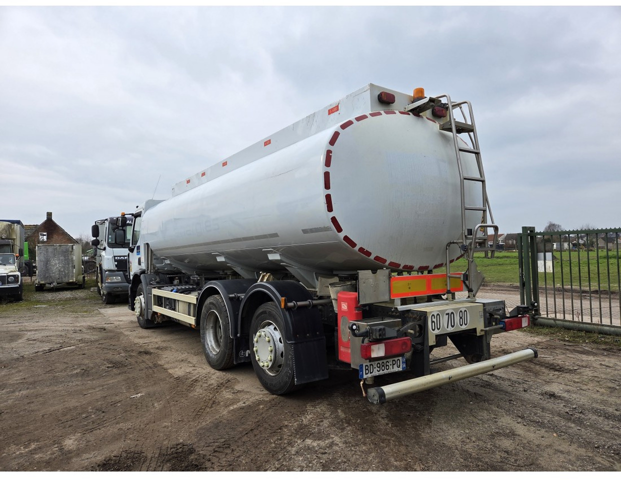 Renault Premium 340 6x2 Fuel Tank 18.540 L 3 compart Steering Axle Retarder Manual gearbox - Camion cisterna: foto 4 Renault Premium 340 6x2 Fuel Tank 18.540 L 3 compart Steering Axle Retarder Manual gearbox - Camion cisterna: foto 4