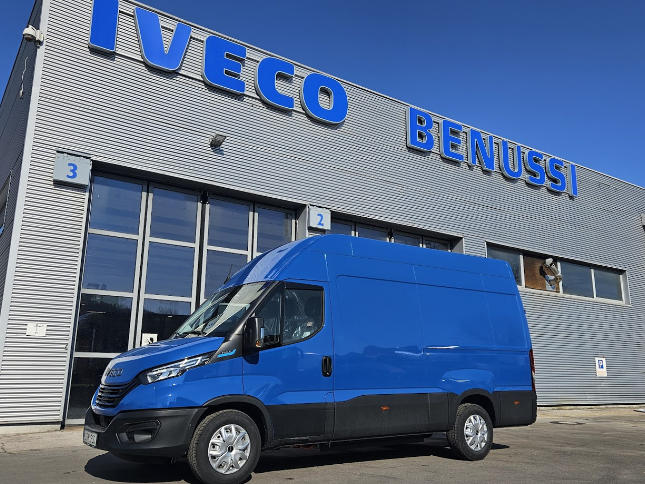IVECO Daily ELEKTRIČNI 35 C 18H - Pulmino, Furgone elettrico: foto 1 IVECO Daily ELEKTRIČNI 35 C 18H - Pulmino, Furgone elettrico: foto 1