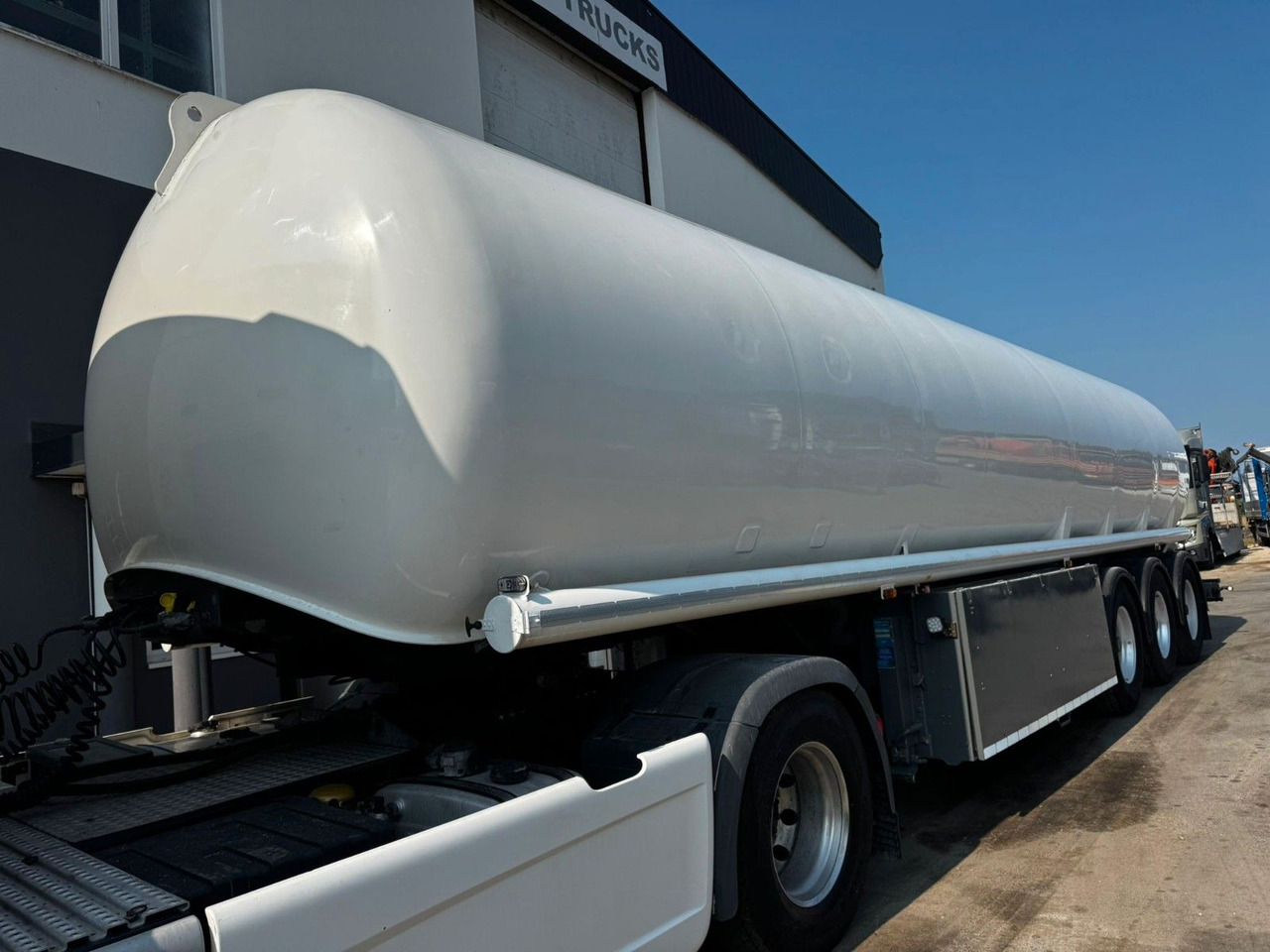 Schrader Treibstoff Diesel/Benzin, 4 Kammern, Sening - Semirimorchio cisterna: foto 1 Schrader Treibstoff Diesel/Benzin, 4 Kammern, Sening - Semirimorchio cisterna: foto 1