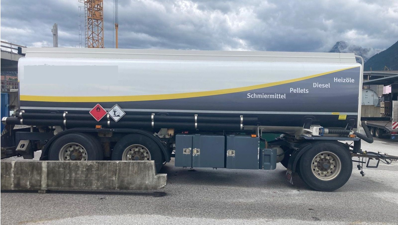 Schwarzmüller Schwingenschlögel, ADR, 3 Kammern, Fuel+Diesel - Rimorchio cisterna: foto 1 Schwarzmüller Schwingenschlögel, ADR, 3 Kammern, Fuel+Diesel - Rimorchio cisterna: foto 1