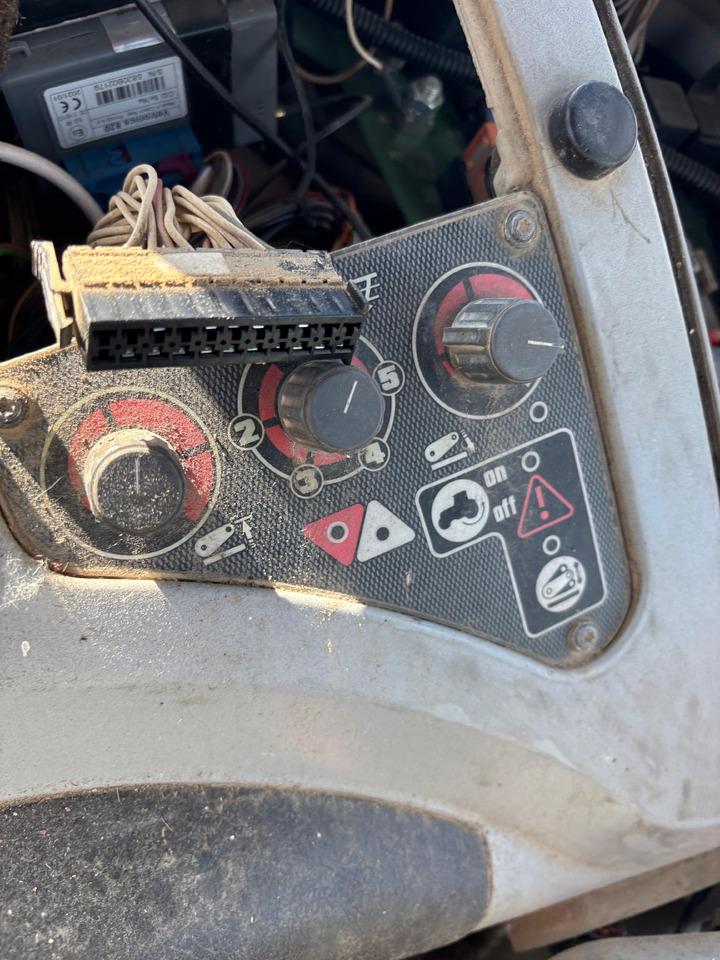 AGCO Massay Ferguson 8480 Przełączniki Przycisk Kabiny Kabinowe - Cabina e interni per Macchina agricola: foto 1 AGCO Massay Ferguson 8480 Przełączniki Przycisk Kabiny Kabinowe - Cabina e interni per Macchina agricola: foto 1