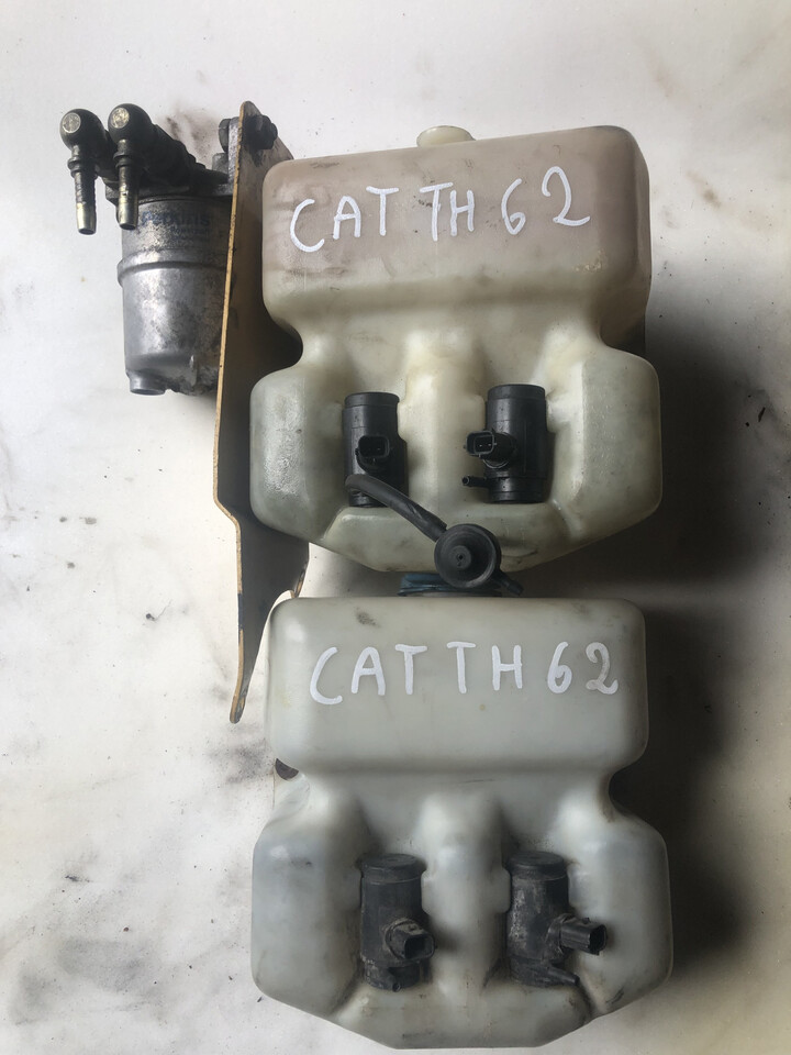 CAT TH62-zbiornik płynu do spryskiwacza/Caterpillar TH62 -pojemnik płynu do spryskiwaczy - Carrozzeria ed esterni per Sollevatore telescopico: foto 1 CAT TH62-zbiornik płynu do spryskiwacza/Caterpillar TH62 -pojemnik płynu do spryskiwaczy - Carrozzeria ed esterni per Sollevatore telescopico: foto 1
