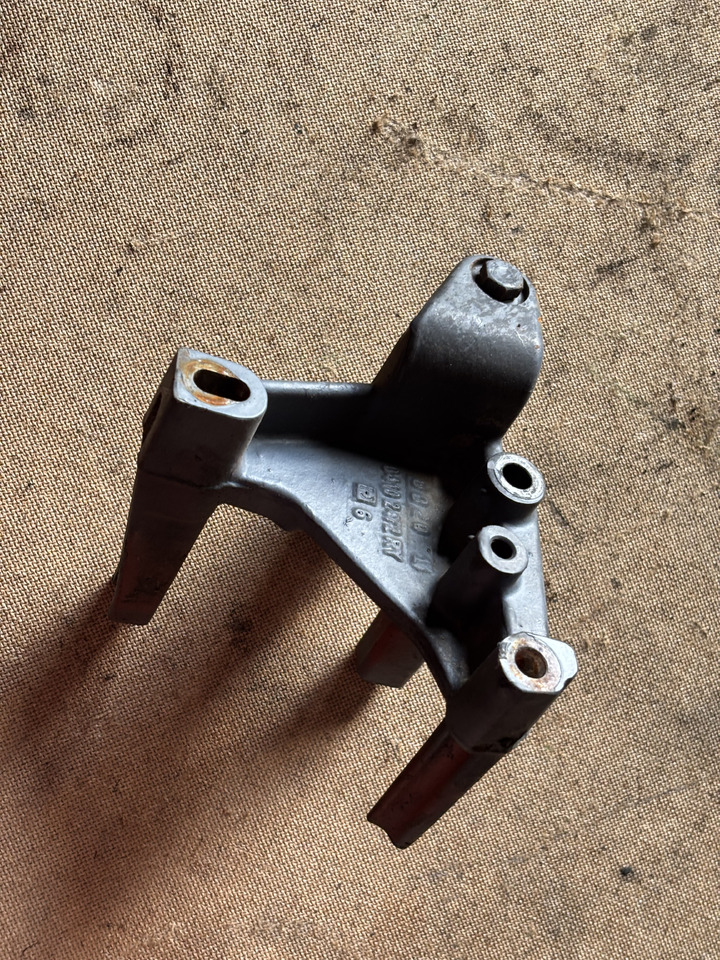 Deutz TD2011 D2011 D2011L04W Uchwyt Alternatora 04102472 04102472R - Alternatore per Macchina agricola: foto 1 Deutz TD2011 D2011 D2011L04W Uchwyt Alternatora 04102472 04102472R - Alternatore per Macchina agricola: foto 1