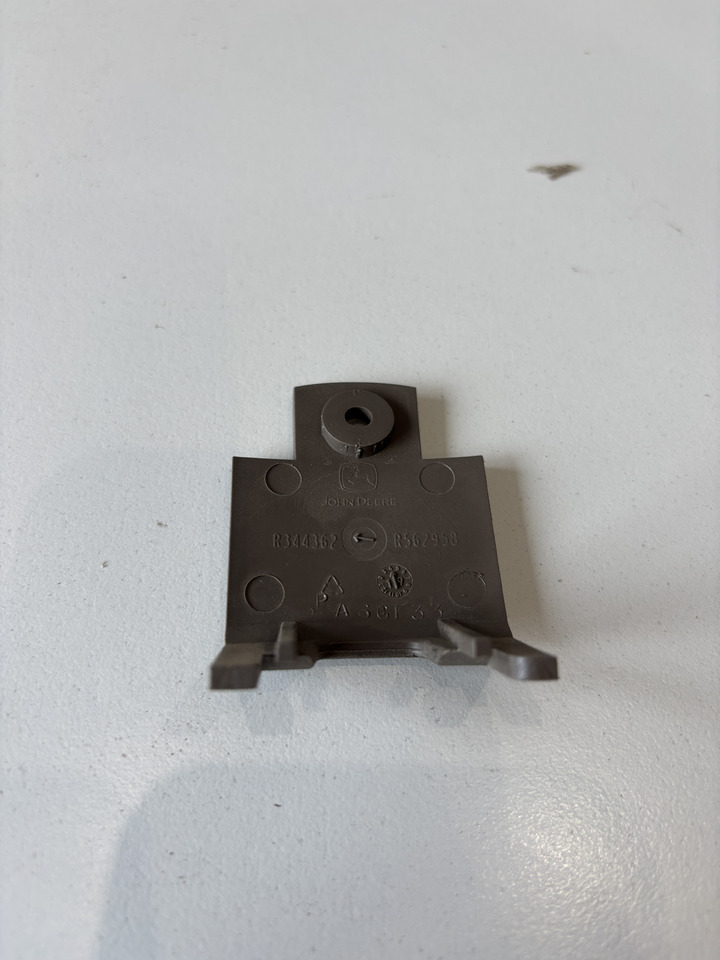 John Deere seria 6000 7000 8000 R - osłona mocowania wyświetlacza R344362 - Cabina e interni per Macchina agricola: foto 2 John Deere seria 6000 7000 8000 R - osłona mocowania wyświetlacza R344362 - Cabina e interni per Macchina agricola: foto 2