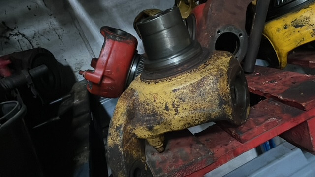 Zwrotnica cat th62 , th62 , th82 , th83 - Fuso a snodo per Macchina agricola: foto 1 Zwrotnica cat th62 , th62 , th82 , th83 - Fuso a snodo per Macchina agricola: foto 1