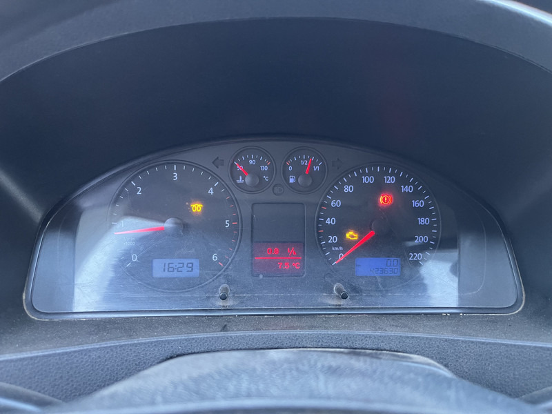 Volkswagen Transporter T5 2.5 TDI / L2 H1 / Double Cabin / Tow Bar - Furgoncino, Furgone doppia cabina: foto 4 Volkswagen Transporter T5 2.5 TDI / L2 H1 / Double Cabin / Tow Bar - Furgoncino, Furgone doppia cabina: foto 4